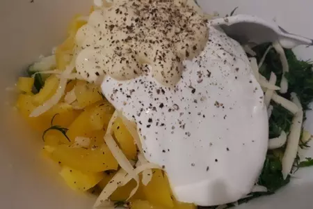 Овощной салат с сыром и чесноком: шаг 5