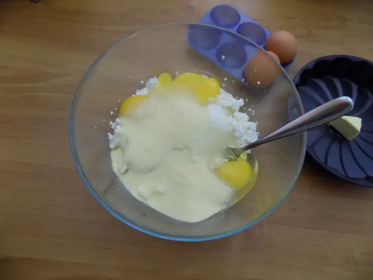 Песочный пирог с творогом и джемом.: шаг 4