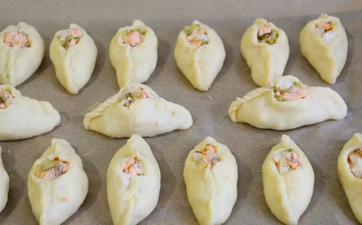 Расстегаи на сметанном тесте "особенные": шаг 9