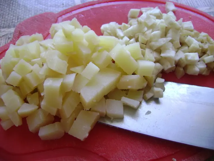 Салат с копченой курицей и  грибами: шаг 1