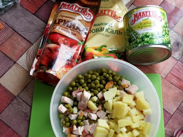 Салат с копченой курицей и  грибами: шаг 2