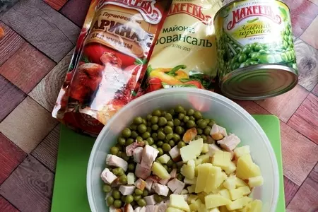 Салат с копченой курицей и  грибами: шаг 2