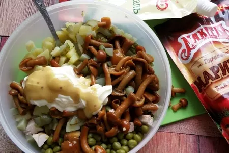 Салат с копченой курицей и  грибами: шаг 3