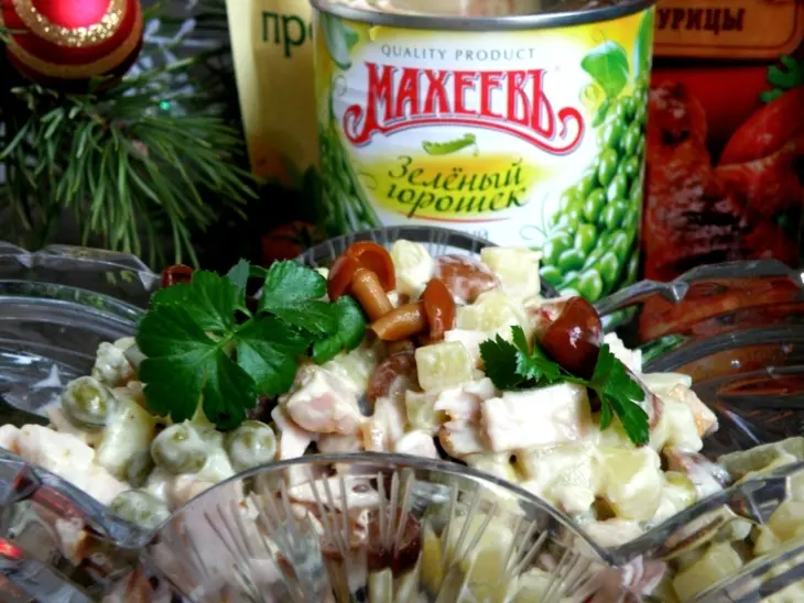 Салат с копченой курицей и  грибами: шаг 4