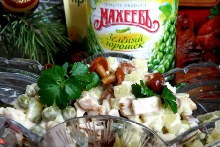 Салат с копченой курицей и  грибами: шаг 4