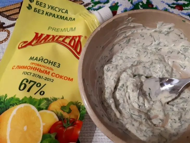 "крабовые" бутерброды с авокадо и укропным майонезом: шаг 2