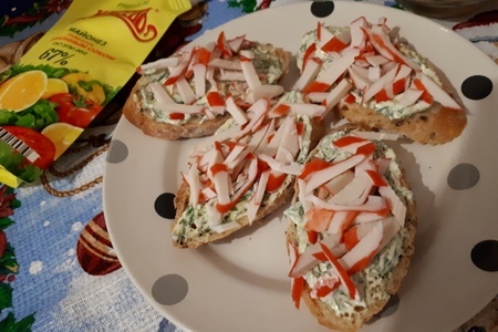 "крабовые" бутерброды с авокадо и укропным майонезом: шаг 5