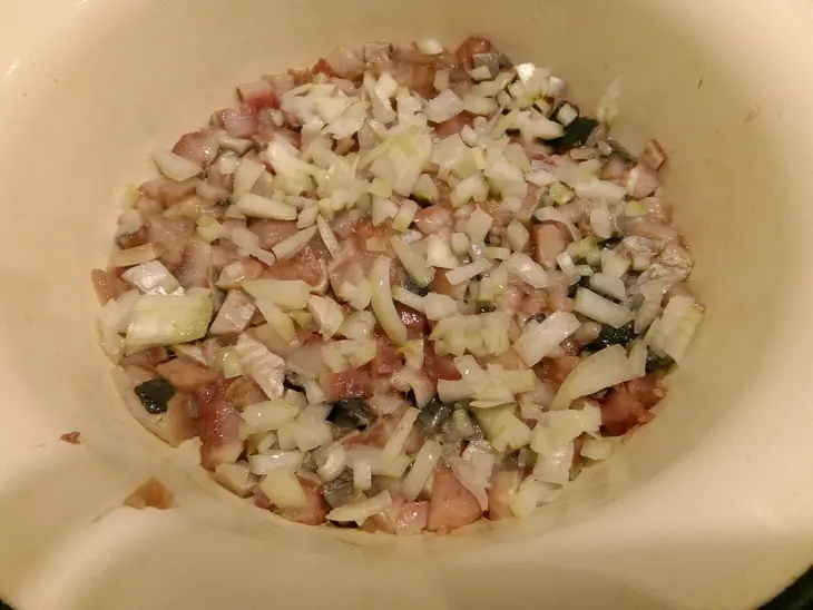 Салат "селедка под шубой": шаг 2