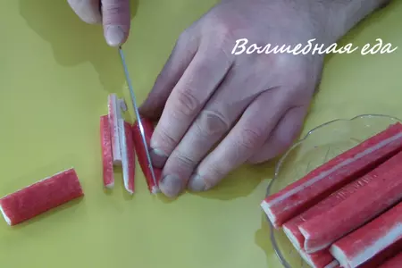 Салат с крабовыми палочками без майонеза: шаг 2