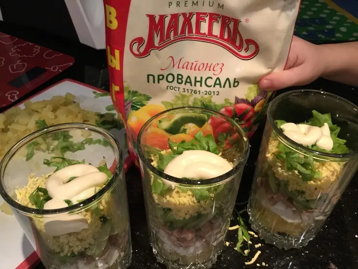 Салат-коктейль с печенью трески: шаг 8