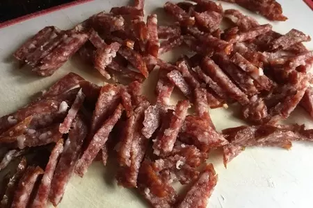 Салат с копчёной колбасой и сыром: шаг 1