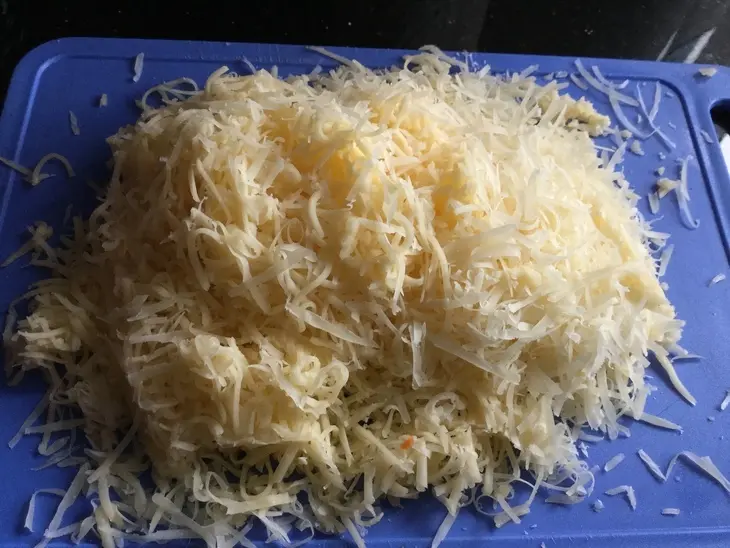 Салат с копчёной колбасой и сыром: шаг 2