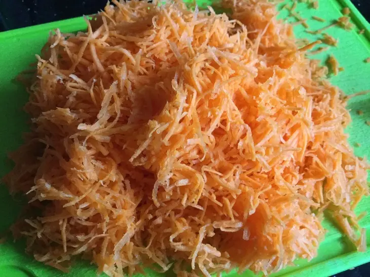 Салат с копчёной колбасой и сыром: шаг 3