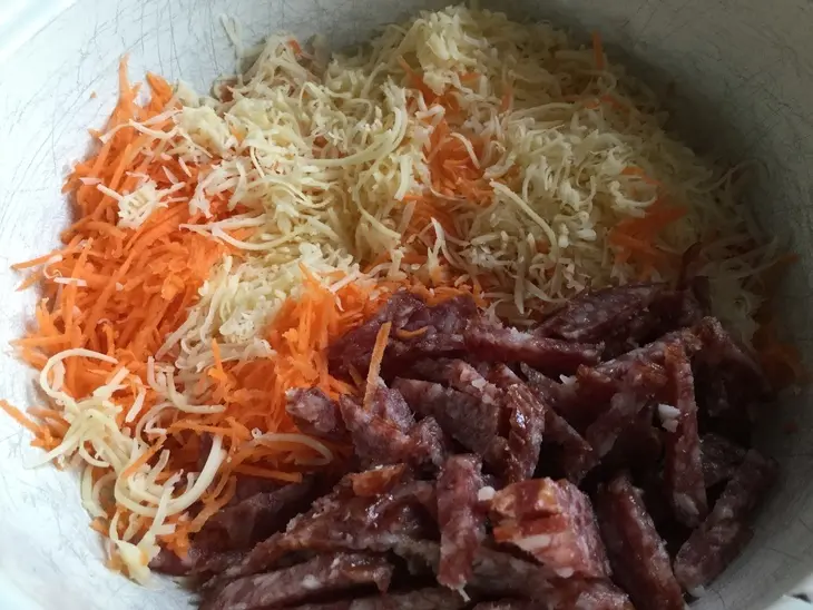 Салат с копчёной колбасой и сыром: шаг 4