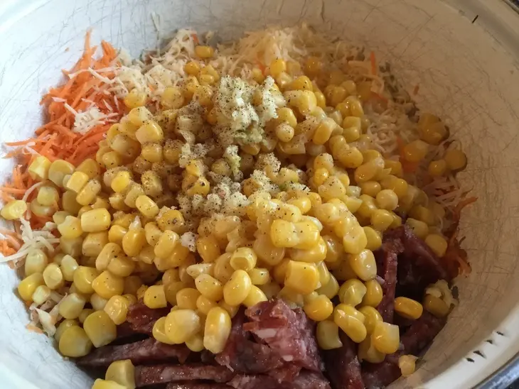 Салат с копчёной колбасой и сыром: шаг 5