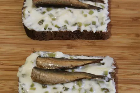 Норвежский бутерброд со шпротами: шаг 5