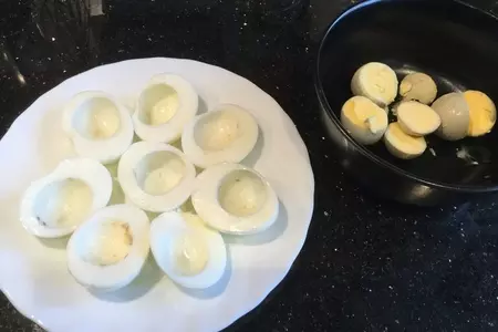 Яйца, фаршированные красной икрой: шаг 1
