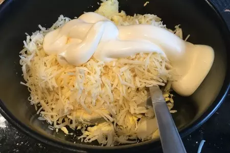 Яйца, фаршированные красной икрой: шаг 3