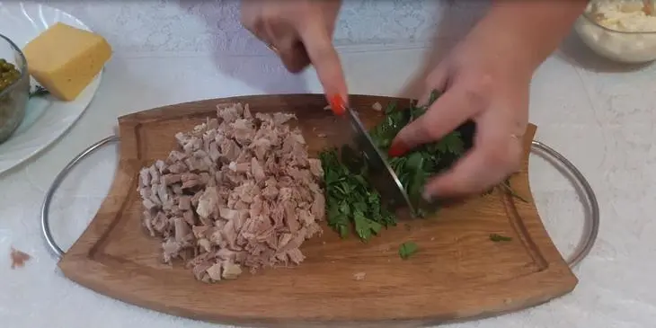 Салат со свининой солеными огурцами и горошком: шаг 1