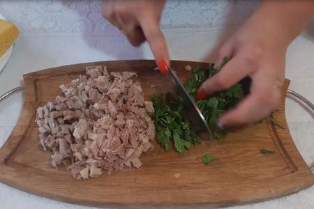 Салат со свининой солеными огурцами и горошком: шаг 1
