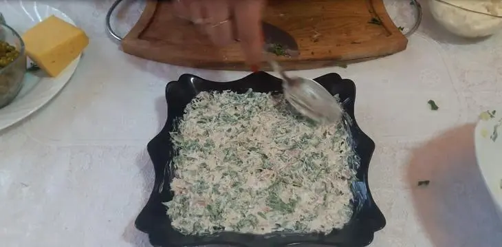 Салат со свининой солеными огурцами и горошком: шаг 2