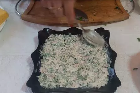 Салат со свининой солеными огурцами и горошком: шаг 2
