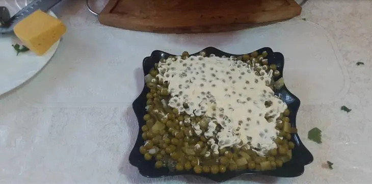 Салат со свининой солеными огурцами и горошком: шаг 3