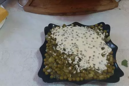 Салат со свининой солеными огурцами и горошком: шаг 3