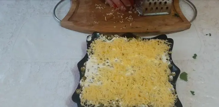 Салат со свининой солеными огурцами и горошком: шаг 4