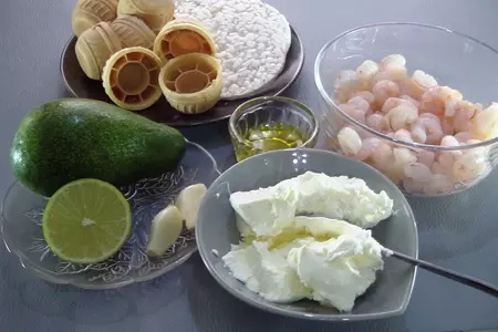 Тарталетки с авокадо, сыром и креветками: шаг 1