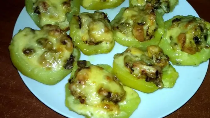Картофель фаршированный  курицей и грибами.: шаг 1