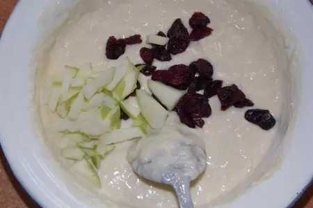 Оладьи с яблоком и клюквой.: шаг 7