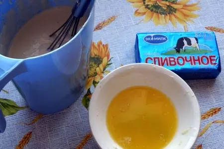 Бисквитные оладьи со смородиной и шоколадом.: шаг 3