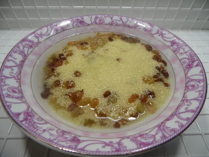 Оладьи из кускуса с изюмом: шаг 2