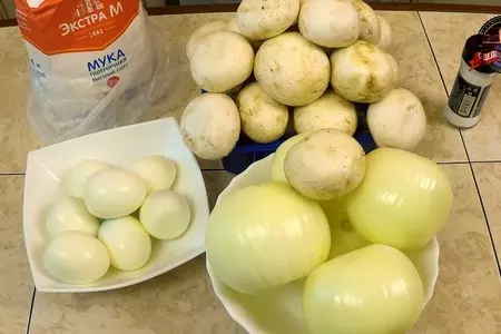 Тонкие блинчики на молоке с грибной начинкой: шаг 1