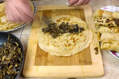 Тонкие блинчики на молоке с грибной начинкой: шаг 10