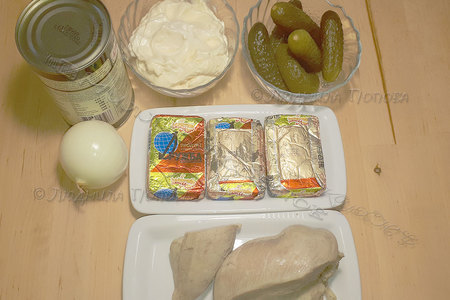 Слоеный салат  с курицей, помидорами, грибами и сыром: шаг 1