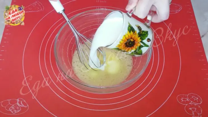 Блины на кефире "золотистые" тонкие, с дырочками: шаг 1
