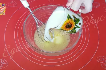 Блины на кефире "золотистые" тонкие, с дырочками: шаг 1