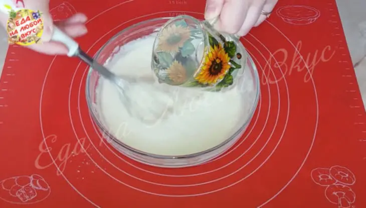 Блины на кефире "золотистые" тонкие, с дырочками: шаг 2