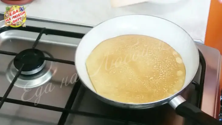 Блины на кефире "золотистые" тонкие, с дырочками: шаг 4