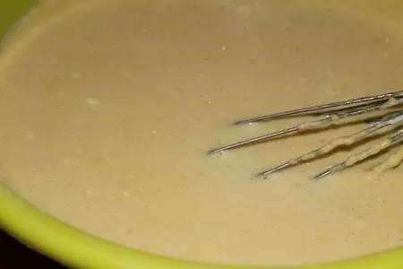 Блинчики с творогом, креветкой и огурцом: шаг 1