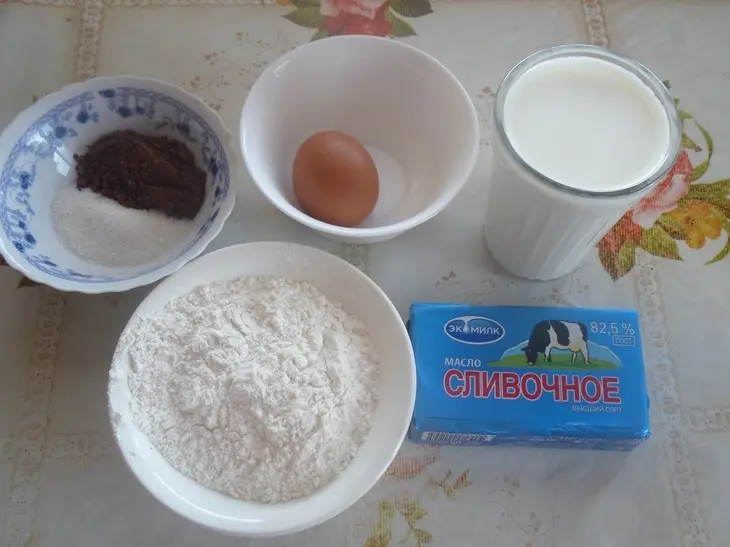 Шоколадные блины с вареной сгущенкой и арахисом: шаг 1