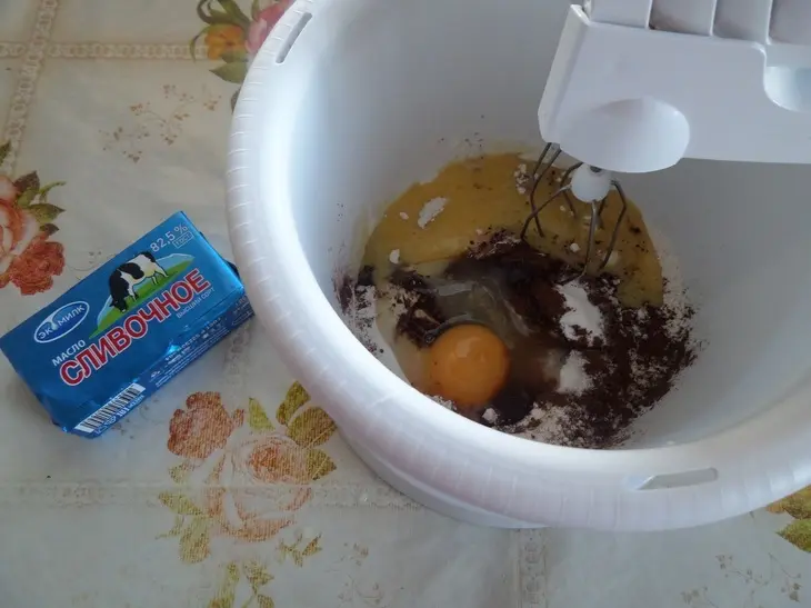 Шоколадные блины с вареной сгущенкой и арахисом: шаг 3