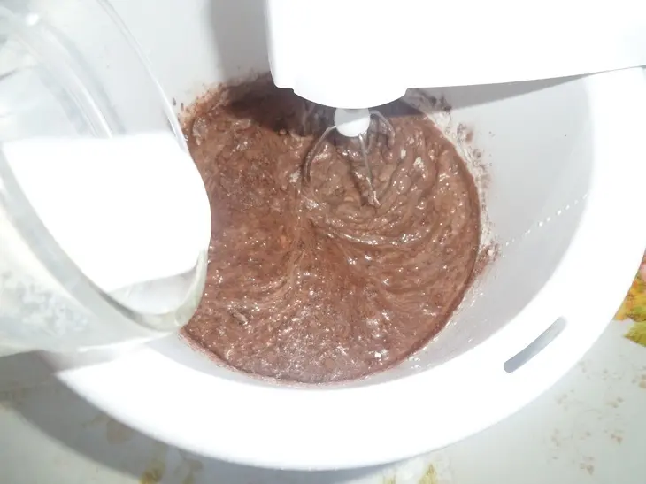 Шоколадные блины с вареной сгущенкой и арахисом: шаг 4