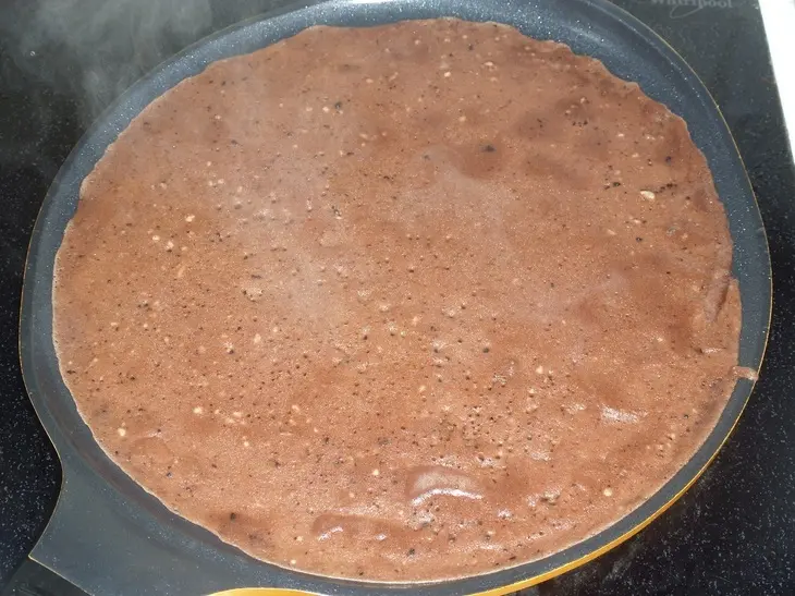 Шоколадные блины с вареной сгущенкой и арахисом: шаг 6