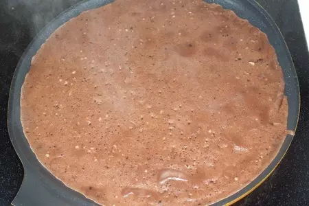 Шоколадные блины с вареной сгущенкой и арахисом: шаг 6