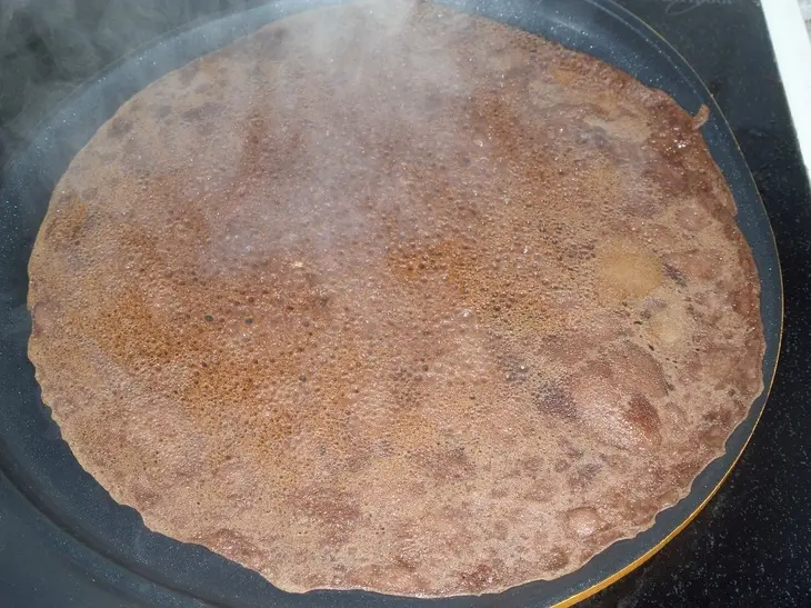 Шоколадные блины с вареной сгущенкой и арахисом: шаг 7