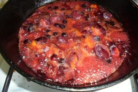 Тонкие зерновые блины со сливой и иргой в винной карамели: шаг 7