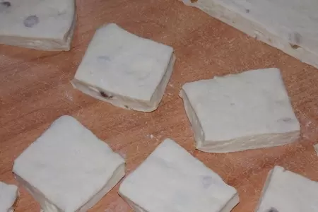 Лепёшки с изюмом.: шаг 4